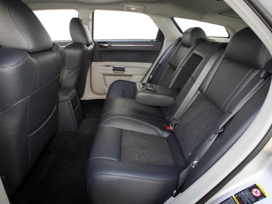 Chrysler 300C SRT8 Touring 2006 года  (фото 7 из 21)